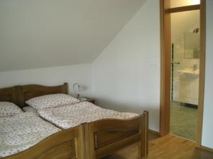 ein Schlafzimmer mit einem Bett und einem Waschbecken in einem Zimmer in der Unterkunft Turistična Kmetija Logar in Grahovo