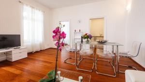 sala de estar con mesa de cristal y sillas en Operngasse Premium in "Your Vienna", en Viena