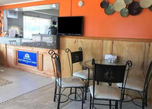 a bar with a table and chairs in a restaurant at Americas Best Value Inn & Suites Macon at Sunset Dr in Macon