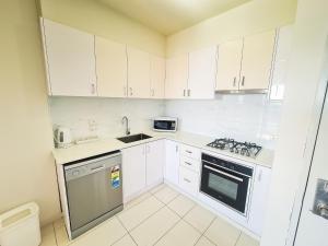 Kuchyň nebo kuchyňský kout v ubytování Exodus Dandenong Apartment Hotel