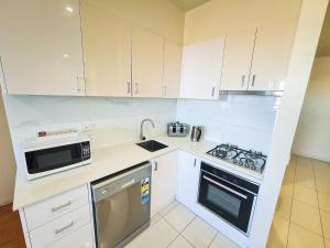 Kuchyň nebo kuchyňský kout v ubytování Exodus Dandenong Apartment Hotel