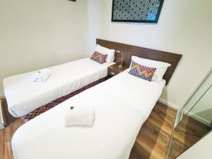 Postel nebo postele na pokoji v ubytování Exodus Dandenong Apartment Hotel