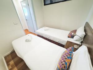 Postel nebo postele na pokoji v ubytování Exodus Dandenong Apartment Hotel