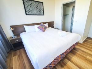 Postel nebo postele na pokoji v ubytování Exodus Dandenong Apartment Hotel