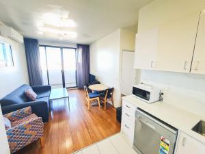 Kuchyň nebo kuchyňský kout v ubytování Exodus Dandenong Apartment Hotel