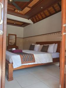 Postel nebo postele na pokoji v ubytování Dewi Antara Homestay