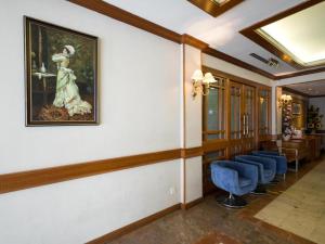 Ein Sitzbereich in der Unterkunft Four Chain View Hotel