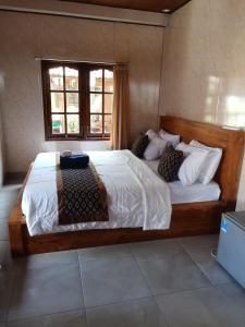 Postel nebo postele na pokoji v ubytování Dewi Antara Homestay