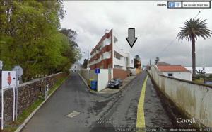 una calle con un edificio y un coche en la carretera en Cozy Island Apartment RAAL 1096 - Free Parking, en Ponta Delgada
