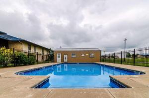 WinfieldにあるQuality Inn & Suitesの建物のある庭のスイミングプール