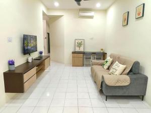 Μια τηλεόραση ή/και κέντρο ψυχαγωγίας στο Lighthouse Tmn Intan 6pax Water Dispenser Neflix Target