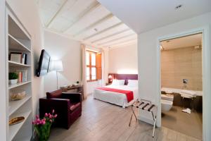 una camera d'albergo con letto e bagno di Navona Palace Luxury Inn a Roma