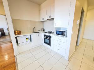 Kuchyň nebo kuchyňský kout v ubytování Exodus Dandenong Apartment Hotel