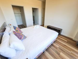 Postel nebo postele na pokoji v ubytování Exodus Dandenong Apartment Hotel