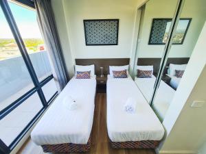 Postel nebo postele na pokoji v ubytování Exodus Dandenong Apartment Hotel