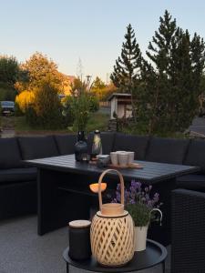 a table with a basket and a table with flowers at Ferienwohnung Stein-16 zum Prinzenweg in Oberhof