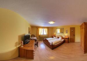 Postel nebo postele na pokoji v ubytování Hotel Merkurwald - Restaurant Wolpertinger + 9 fotografií