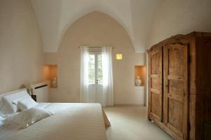 Tempat tidur dalam kamar di Critabianca - Masseria in Salento