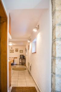 布德瓦的住宿－Azur Apartment，走廊设有白色墙壁和瓷砖地板