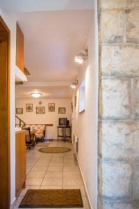 布德瓦的住宿－Azur Apartment，走廊通往一间铺有瓷砖地板的客厅