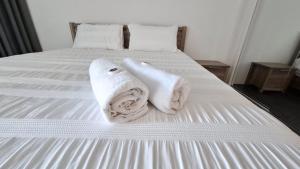 Postel nebo postele na pokoji v ubytování Exodus Dandenong Apartment Hotel