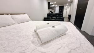 Postel nebo postele na pokoji v ubytování Exodus Dandenong Apartment Hotel