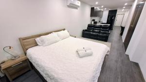 Postel nebo postele na pokoji v ubytování Exodus Dandenong Apartment Hotel