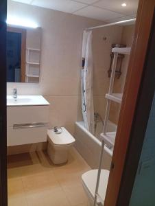 Ένα μπάνιο στο Apartamento Adra