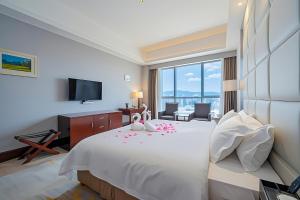 Postel nebo postele na pokoji v ubytování Zhangjiajie Chensheng International Hotel