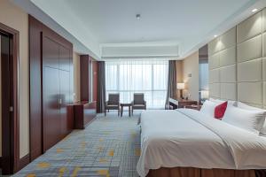 Postel nebo postele na pokoji v ubytování Zhangjiajie Chensheng International Hotel
