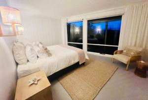 a hotel room with a bed and a large window at Eden Niu in Eden