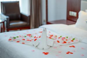 Postel nebo postele na pokoji v ubytování Zhangjiajie Chensheng International Hotel