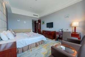 Postel nebo postele na pokoji v ubytování Zhangjiajie Chensheng International Hotel