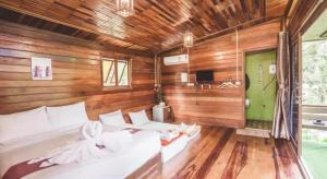 Ruang duduk di River View Resort At Chaewlan