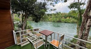 Permandangan sungai dekat dengan resort
