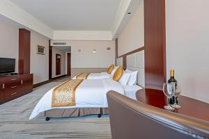 Postel nebo postele na pokoji v ubytování Zhangjiajie Chensheng International Hotel