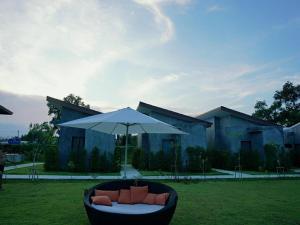 O grădină în afara Baanwaan Resort