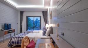 ein Schlafzimmer mit zwei Betten und einem Fenster in der Unterkunft Nan Boutique Resort in Ban Hua Wiang Nua + 64 Fotos