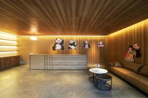 Χώρος καθιστικού στο Wolong Yunshang Four Seasons Panda Inn