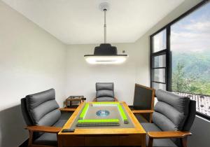 Χώρος καθιστικού στο Wolong Yunshang Four Seasons Panda Inn