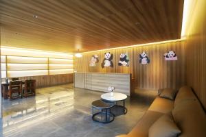 Χώρος καθιστικού στο Wolong Yunshang Four Seasons Panda Inn