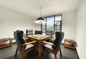 Χώρος καθιστικού στο Wolong Yunshang Four Seasons Panda Inn