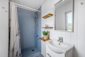 Ένα μπάνιο στο Lovely Holiday Home, Renovated In 2025, Located Only 800 Meters From The North Sea +28 φωτογραφίες