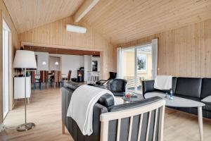 Posezení v ubytování Lovely Holiday Home With Fenced Plot, 300 Meters From The North Sea In Thy