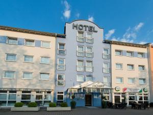 a hotel in front of a building at ACHAT Hotel Frankenthal in der Pfalz in Frankenthal