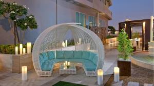 een witte rieten bank op een patio bij Burj View Downtown 1BR Dubai in Sabkhah