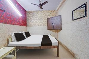 Postel nebo postele na pokoji v ubytování Hotel O Shivam In