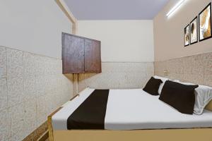 Postel nebo postele na pokoji v ubytování Hotel O Shivam In