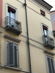a building with windows and balconies on it at Elegante in centro in Imola