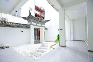 大理大理云栈精品民宿（大理古城店）的一间有白色墙壁的大房间和一栋建筑